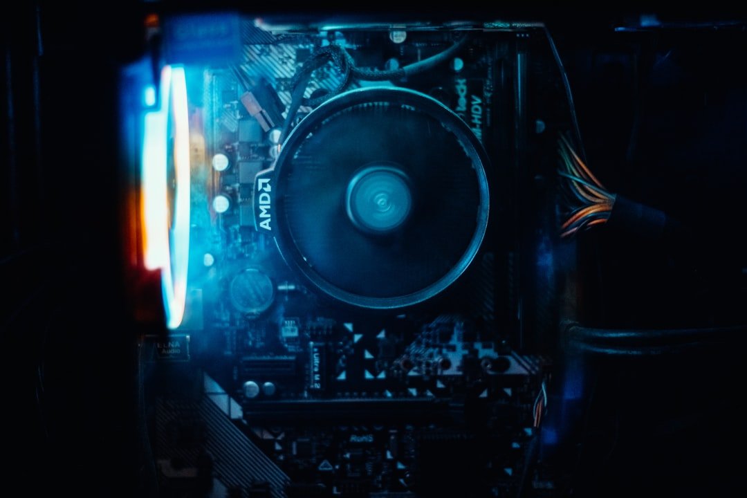 Close-up de placa de vídeo de PC com fumaça saindo, representando dano por overclock
