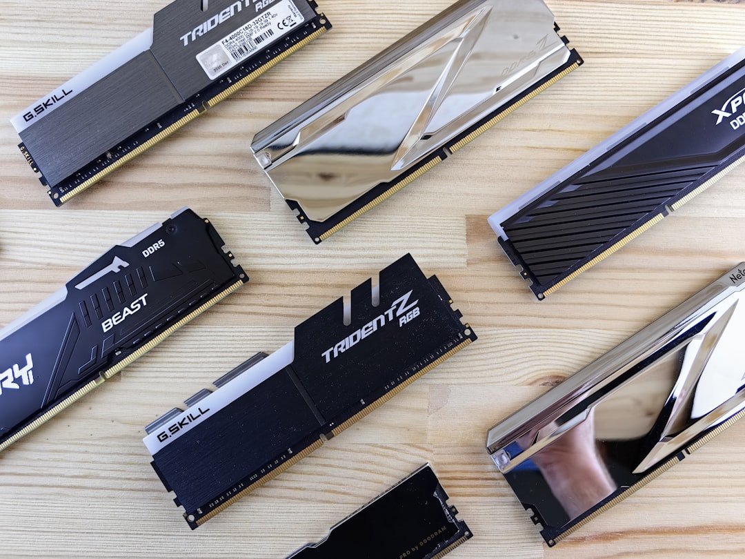 Pentes de memória RAM DDR5 instalados em uma placa-mãe gamer
